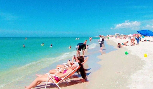 🐬 BBR #7, Steps to the Beach, Heated Pool w/Full Kitchen & 3 Beds!