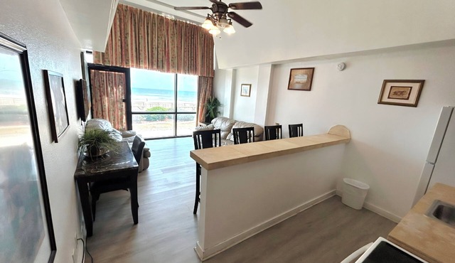 Beachfront 1-bedroom in wonderful Daytona Beach with kitchen, pool, tiki bar