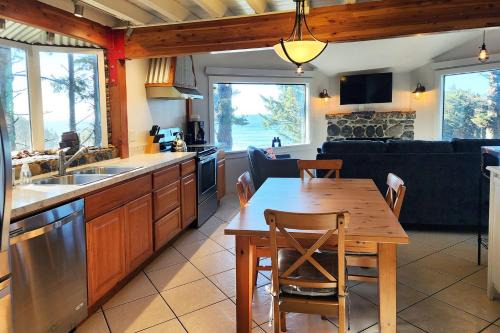 Beachfront Cabin! Private! Ocean Views! Firepit! in Yachats