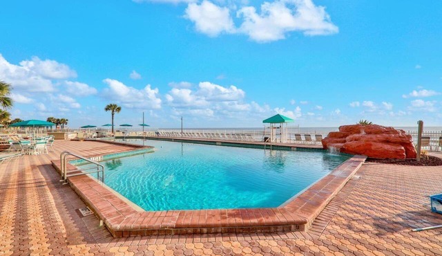 Beachfront Deluxe studio- Ocean Views!