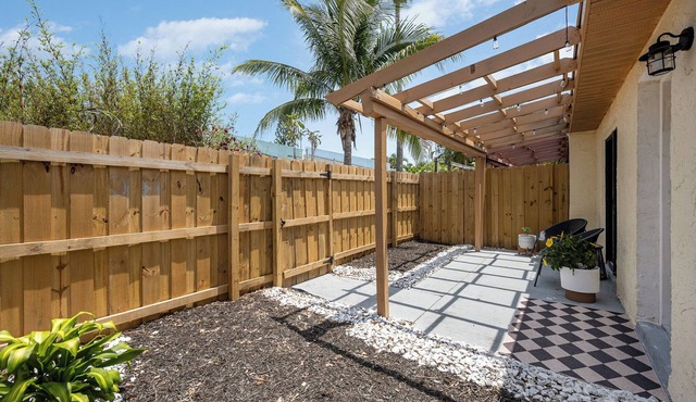 Beachside Bungalow- minutes from the beach and cruise ships!
