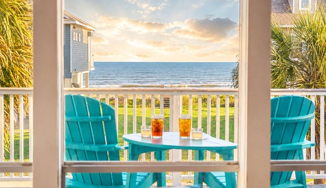 Beachview | Fire Pit | Cargo Lift | Pet-Friendly | Steps to Shore in Galveston
