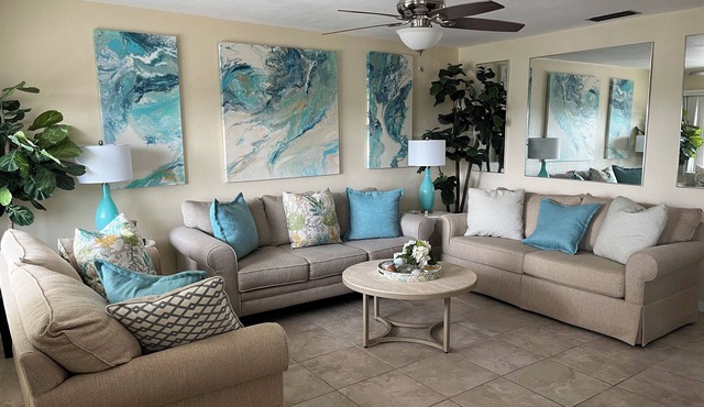 Beautiful 2 bedroom, 1 bath condo close to Madeira beach, great amenities! in Seminole