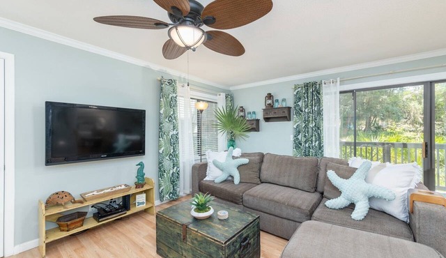 Beautiful 5 Star condo in tropical oasis- Perfect location! S Forest Beach!
