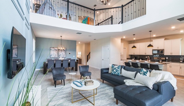 Beautiful and Spacious 5 Bed Pool Home-700SS