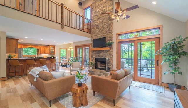 Beautiful Cabin on 5 Acres Pond Decks Close to Everything
