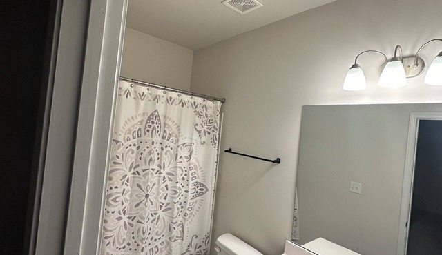 Beautiful home 20 minutes from amusement park, parks, shopping, and hospitals