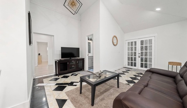 Beautiful Home - Clean & Bright