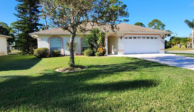 Beautiful House overlooking Golf Course 10 min beach