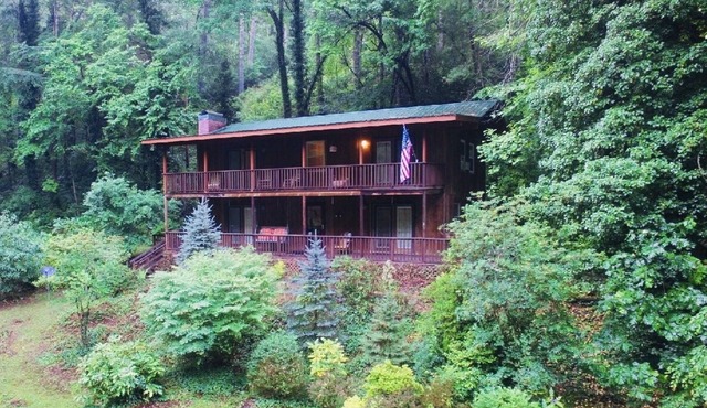 Beautiful Large 4 Bdrm Mountain Home w/Pond, Creek, WIFI, Sleeps 8, NEW Parking