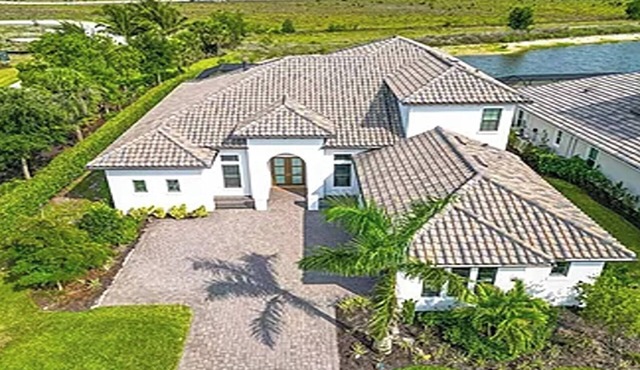 Beautiful large home with pool and spa, minutes from Marco Island and 5th Ave