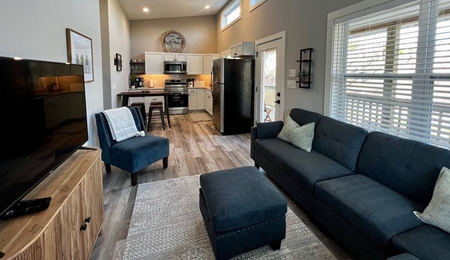 Beautiful Modern Cabin, Great Location. Monthly Discount Available!