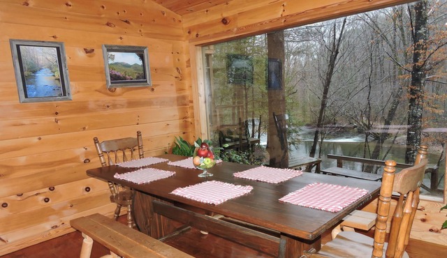 Beautiful mountain home with Hot tub, deck right up to riverfront.