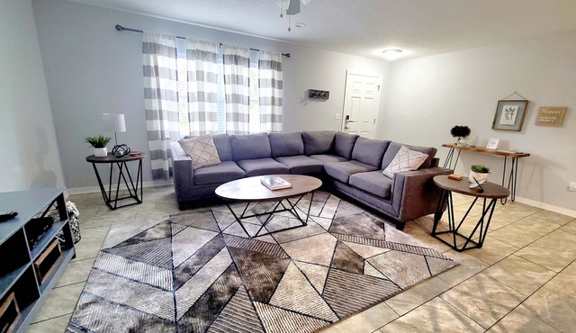Beautiful Newer Villa located 30 mins from Tampa