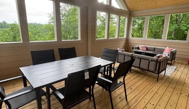 Beautiful newly built Center Hill Lake retreat. Minutes to the marinas.