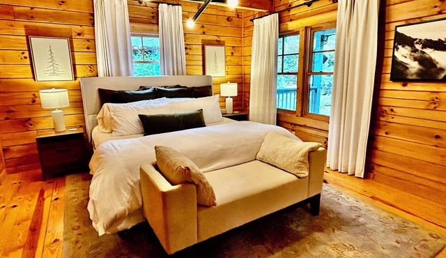 Beautiful newly renovated modern mountain cabin 8 min from downtown w/club
