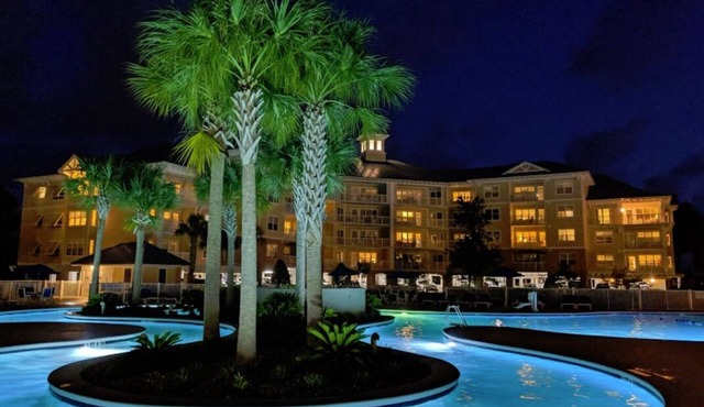 Beautiful quiet condo, w/lazy river pool and golfing privileges