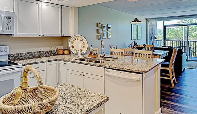 Beautiful Retreat 327, 2 Stories, Minutes to Beach, Pool