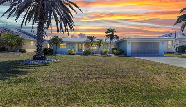 Beautiful Waterfront House with Heated Pool and Fishing Dock