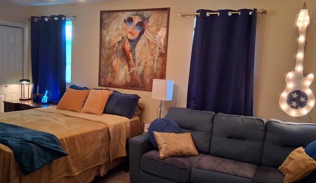 Beautifully designed Nashville retreat centrally located with chick decor'