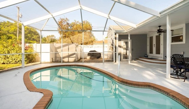 Beautifully Renovated 3BR Pool House in ideal location