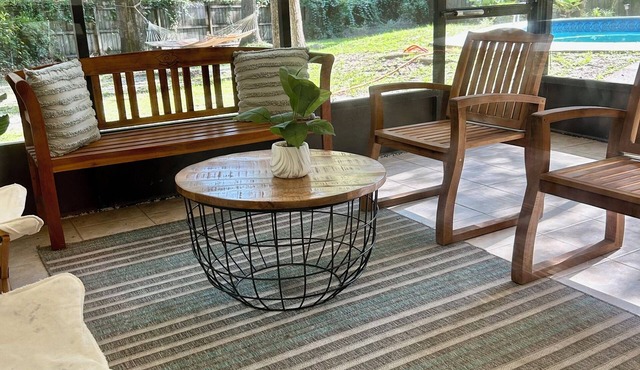 BeautifulVacation Home, outside Pool, BBQ, Fire Place .fire Pete,Big Yard in Gainesville