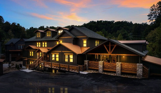 BIG BEAR COVE - 26 BEDROOMS, SLEEPS 100 PEOPLE, LOADED WITH LUXURY!