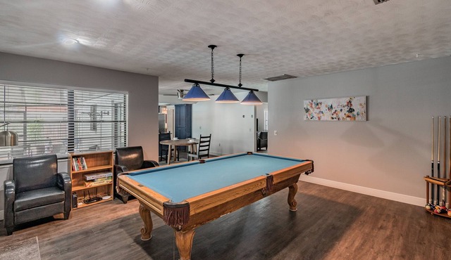 Big beautiful family friendly 4 bdrm King Bed **heated pool ** home