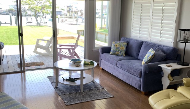 Biggie's Bungalow - Waterfront House with Dock