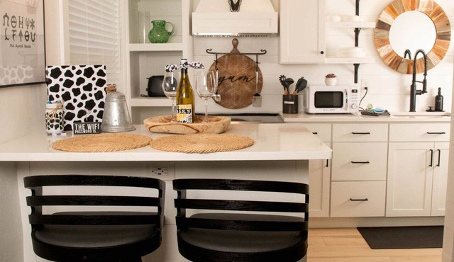 Black Brindle Cottage, Downtown Ft. Myers: Walk to Best Eats and Shops!