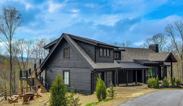 'Black Chalet' Mtn-View Home w/Deck in Glenville!