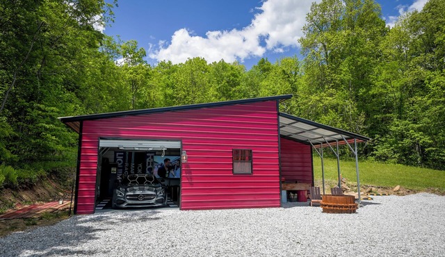 BlackTop Lodge Studio at the Tail of the Dragon. Automotive themed studio.