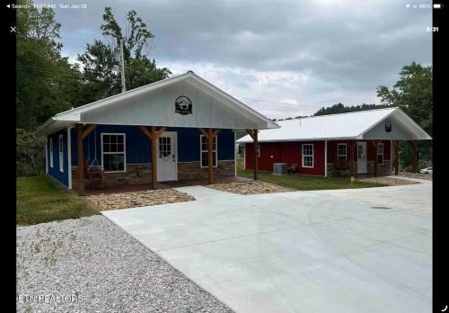 Blue Cozy Cottage in Oneida