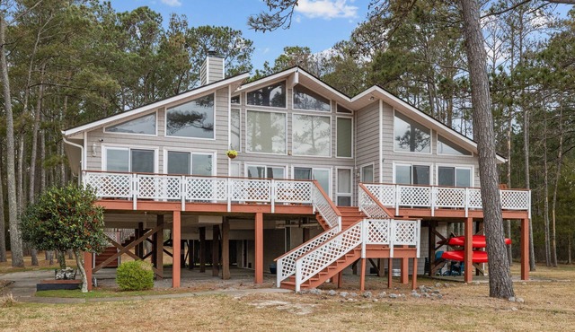 Blue Crab Shores: Waterfront Oasis with Stunning Views & Endless Possibilities