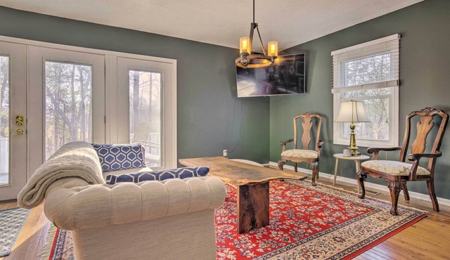 Blue Ridge Retreat w/Mountain Views & Deck