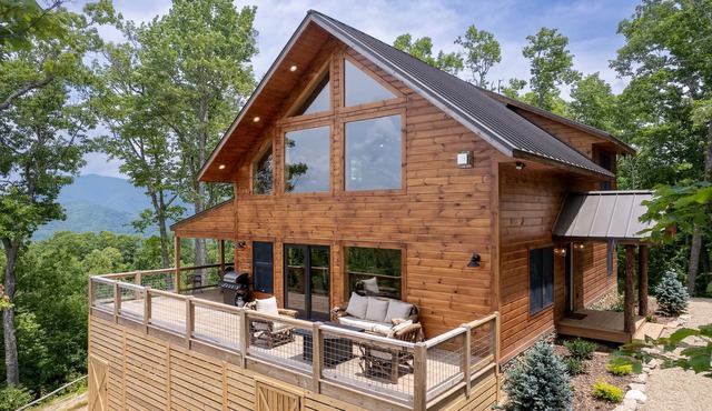 Blue Ridge Skylodge-Mountain Views - Hot Tub - Fire Pit -4WD-AWD