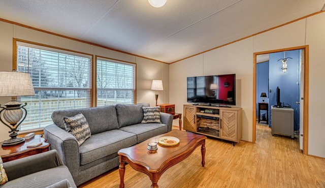 Boat, Fish, Hike & Explore: Cozy Home in Bronston in Bronston