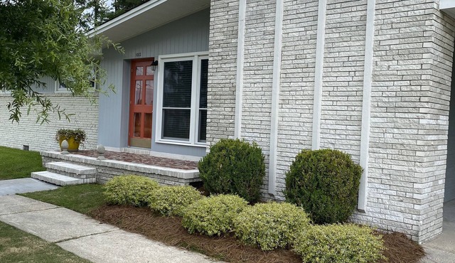 Bonnie On Clyde. 2 king beds 2 twins 2 Bath. Beautiful back yard
