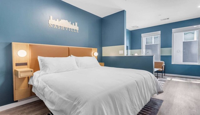 Boutique Studio with Pool, Gym & Walk to Midtown in Nashville