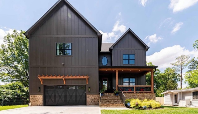 Brand New 5 Bedroom Home in Villa Heights minutes to uptown!