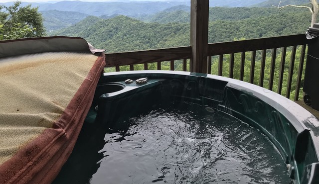 Breath Taking View of the Highlands of the Roan with Hot Tub and Pool Table in Roan Mountain