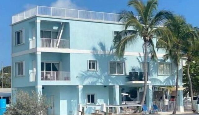Breathtaking BAYSIDE VIEWS, private beach and boat ramp access, manatees galore! in Key Largo