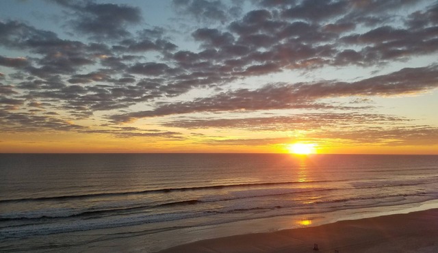 Breathtaking, Oceanfront 6th Floor Condo, 2-bath, sleeps up to 4