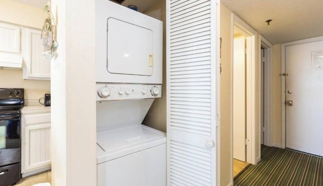 Bright & Airy 2BR Beachside Suite – Prime Location