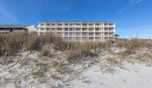 Bright & Airy 2BR Beachside Suite – Prime Location