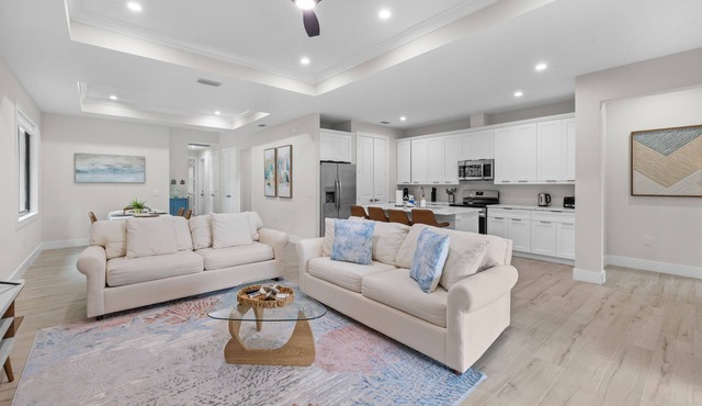 Bright & Breezy Getaway - Near Downtown Naples