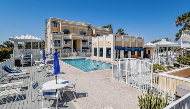 Bright corner condo with shared pool, beach access, free WiFi & washer/dryer
