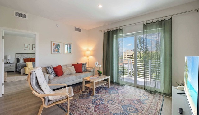 Bright Hollywood Two Bedroom with Free Parking