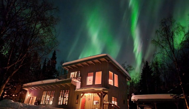 Bright, private, rustic, large, vaulted ceiling home -acre+ wooded spacious lot in Anchorage