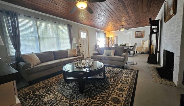 Bright & Spacious Living – Modern Amenities in a Peaceful Lakeland Neighborhood